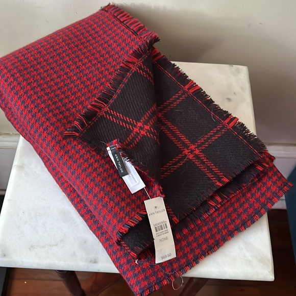 Ann Taylor Oversized Reversible Blanket Scarf, NWT - Picture 3 of 3
